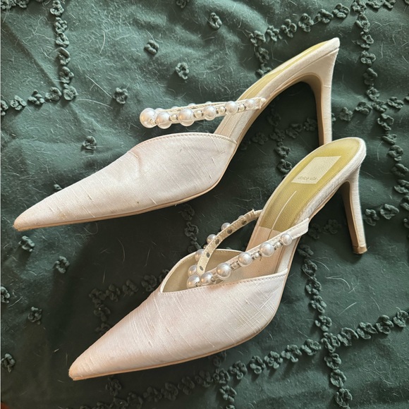 Women’s size 8 Dolce Vita Kanika heels in the color Vanilla silk - Picture 9 of 10